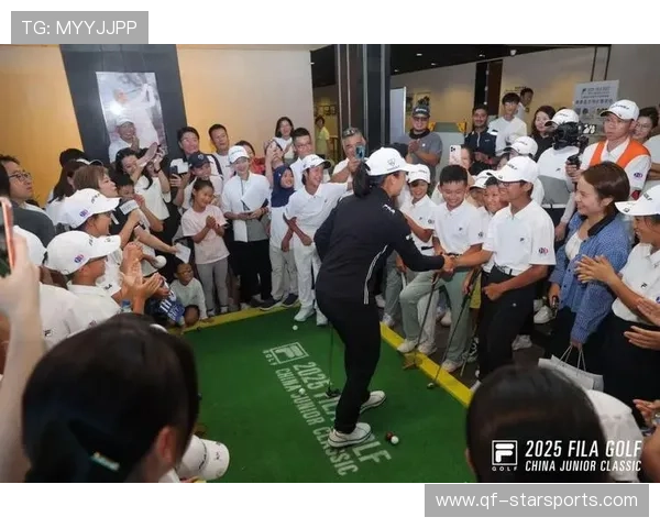 高尔夫名将宣布退役仪式，高尔夫下场